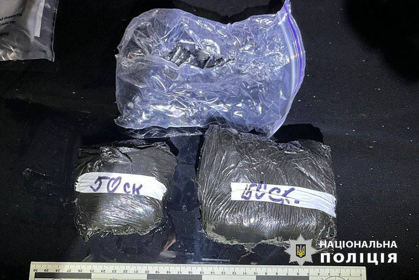Изъяли более 300 пакетов с наркотиками, готовых к сбыту: в Киеве задержали dqxikeidqxitkant