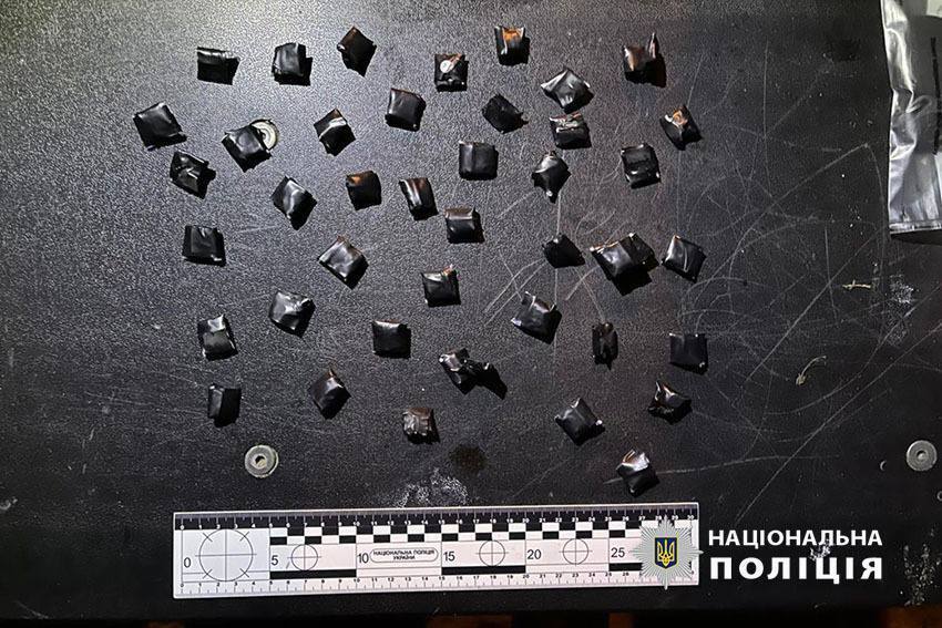 Вилучили понад 300 пакунків із наркотиками, готових до збуту: у Києві затримали