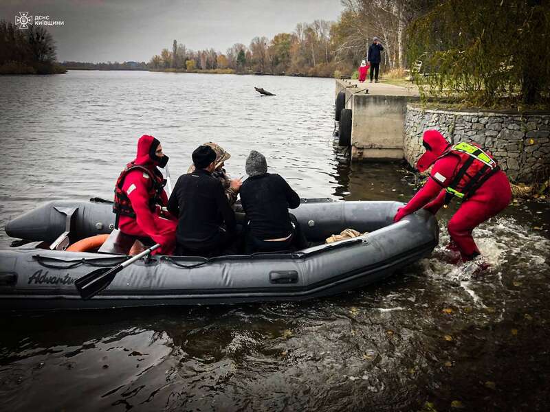 Попали в водную ловушку: на Киевщине трое рыбаков чуть не утонули в Днепре. Фото dqxikeidqxitkant