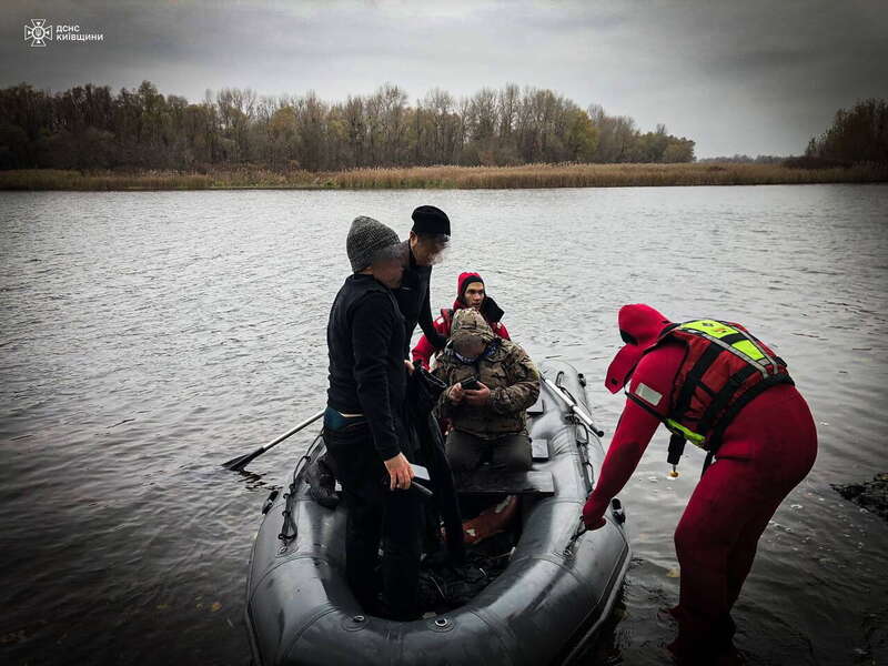 Попали в водную ловушку: на Киевщине трое рыбаков чуть не утонули в Днепре. Фото