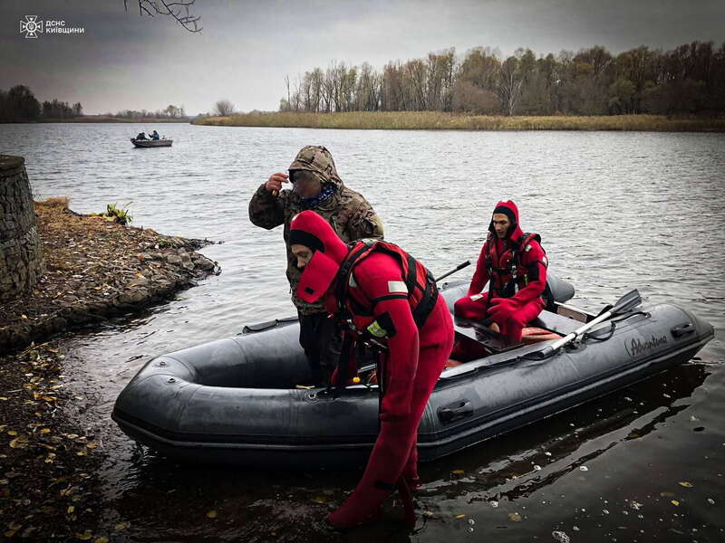 Попали в водную ловушку: на Киевщине трое рыбаков чуть не утонули в Днепре. Фото