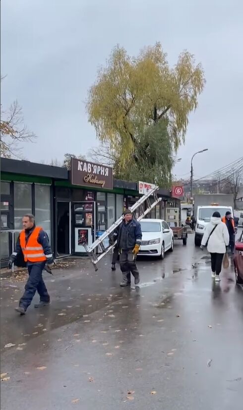 У Києві почали масштабний демонтаж МАФів біля станції метро dqxikeidqxiqqeant