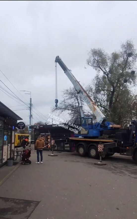 У Києві почали масштабний демонтаж МАФів біля станції метро