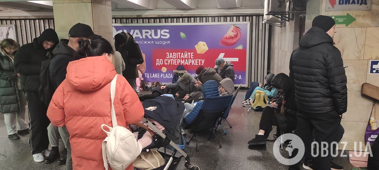 In Kyiv, the metro turned into a spontaneous shelter, people came with belongings and pets: photos from the scene
