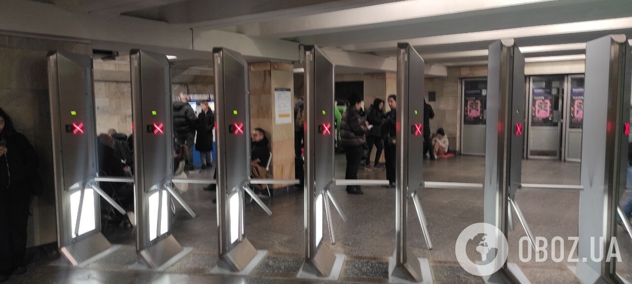 У Києві метро перетворилося на стихійне укриття, люди прийшли з речами та тваринами: фото з місця dqxikeidqxiqqeant