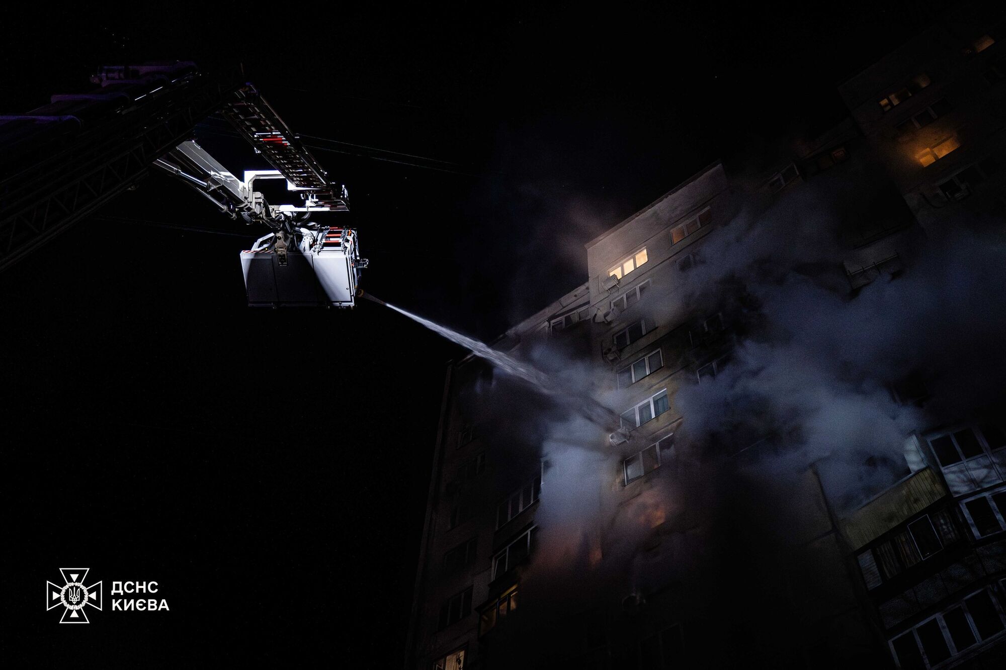 У Києві сталась пожежа у багатоповерхівці, є постраждалі. Подробиці, фото та відео dqxikeidqxitkant