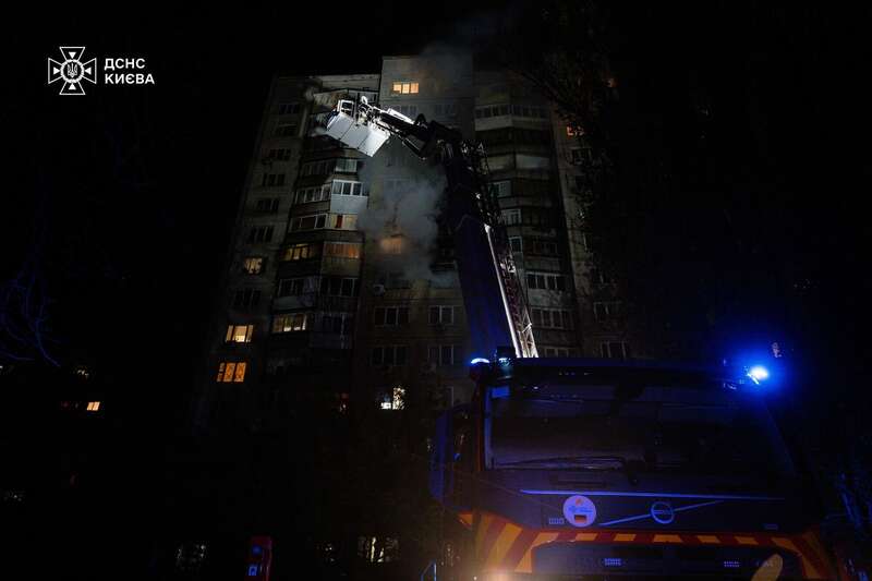 У Києві сталась пожежа у багатоповерхівці, є постраждалі. Подробиці, фото та відео