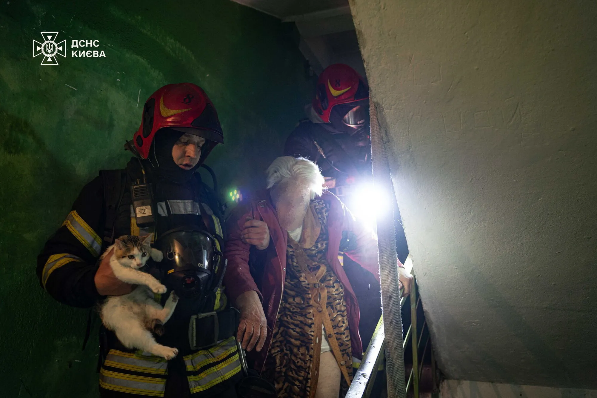 У Києві сталась пожежа у багатоповерхівці, є постраждалі. Подробиці, фото та відео