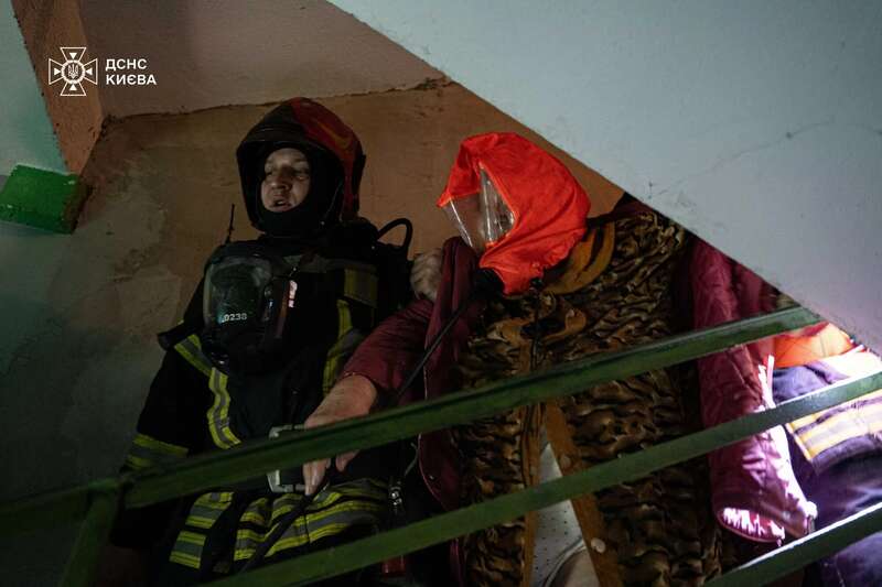 У Києві сталась пожежа у багатоповерхівці, є постраждалі. Подробиці, фото та відео