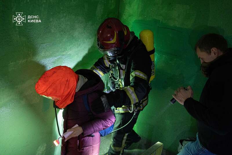 У Києві сталась пожежа у багатоповерхівці, є постраждалі. Подробиці, фото та відео
