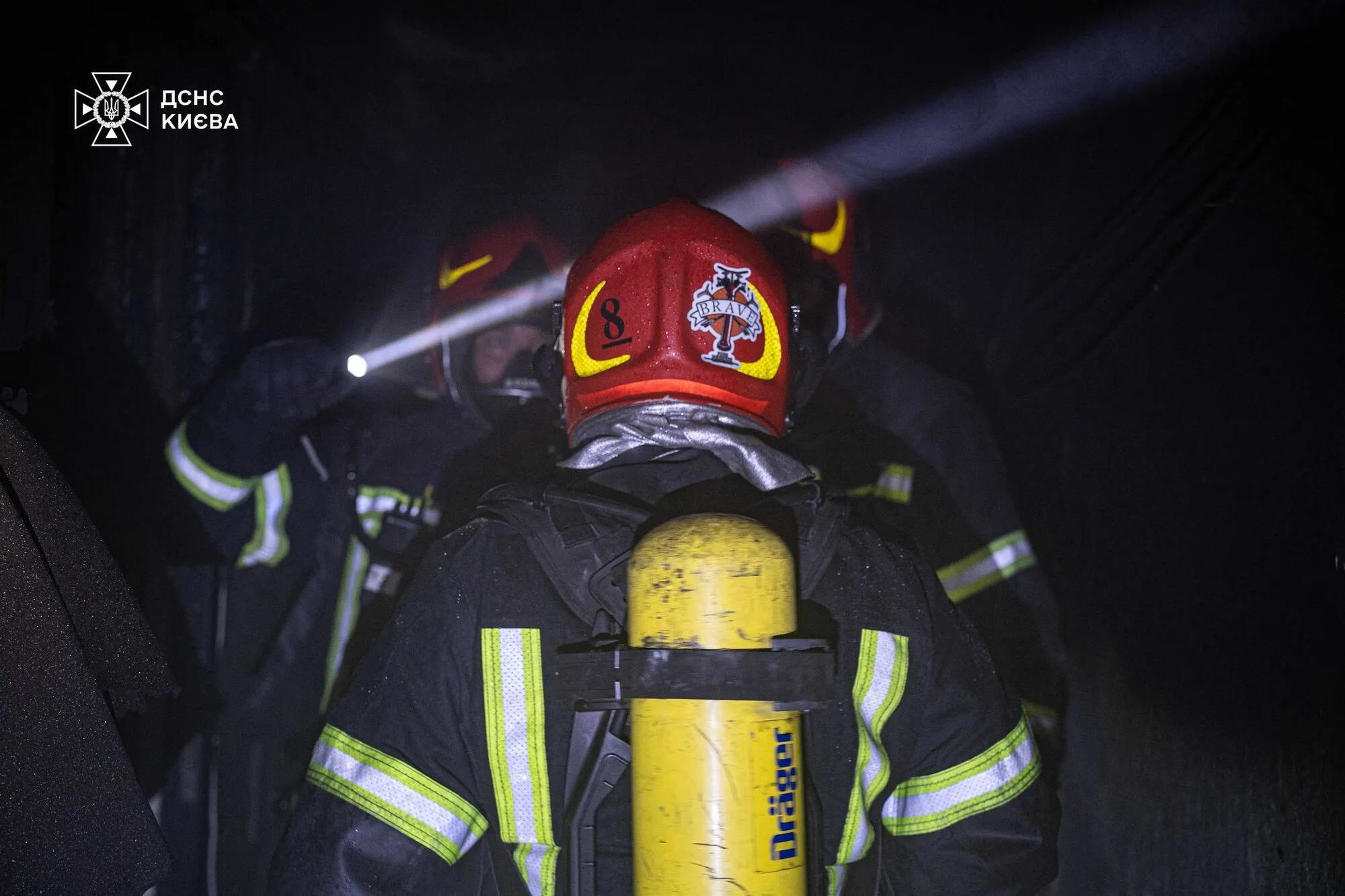 У Києві сталась пожежа у багатоповерхівці, є постраждалі. Подробиці, фото та відео