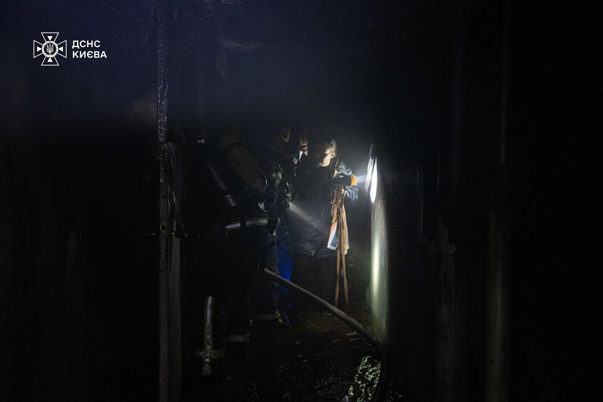 У Києві сталась пожежа у багатоповерхівці, є постраждалі. Подробиці, фото та відео