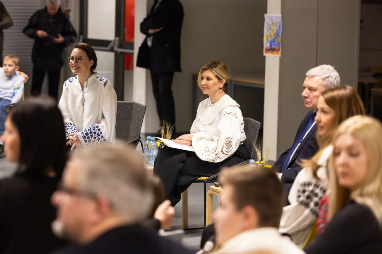 Зеленська під час візиту до Словенії одягнула оригінальну мереживну вишиванку. Фото dqxikeidqxitkant