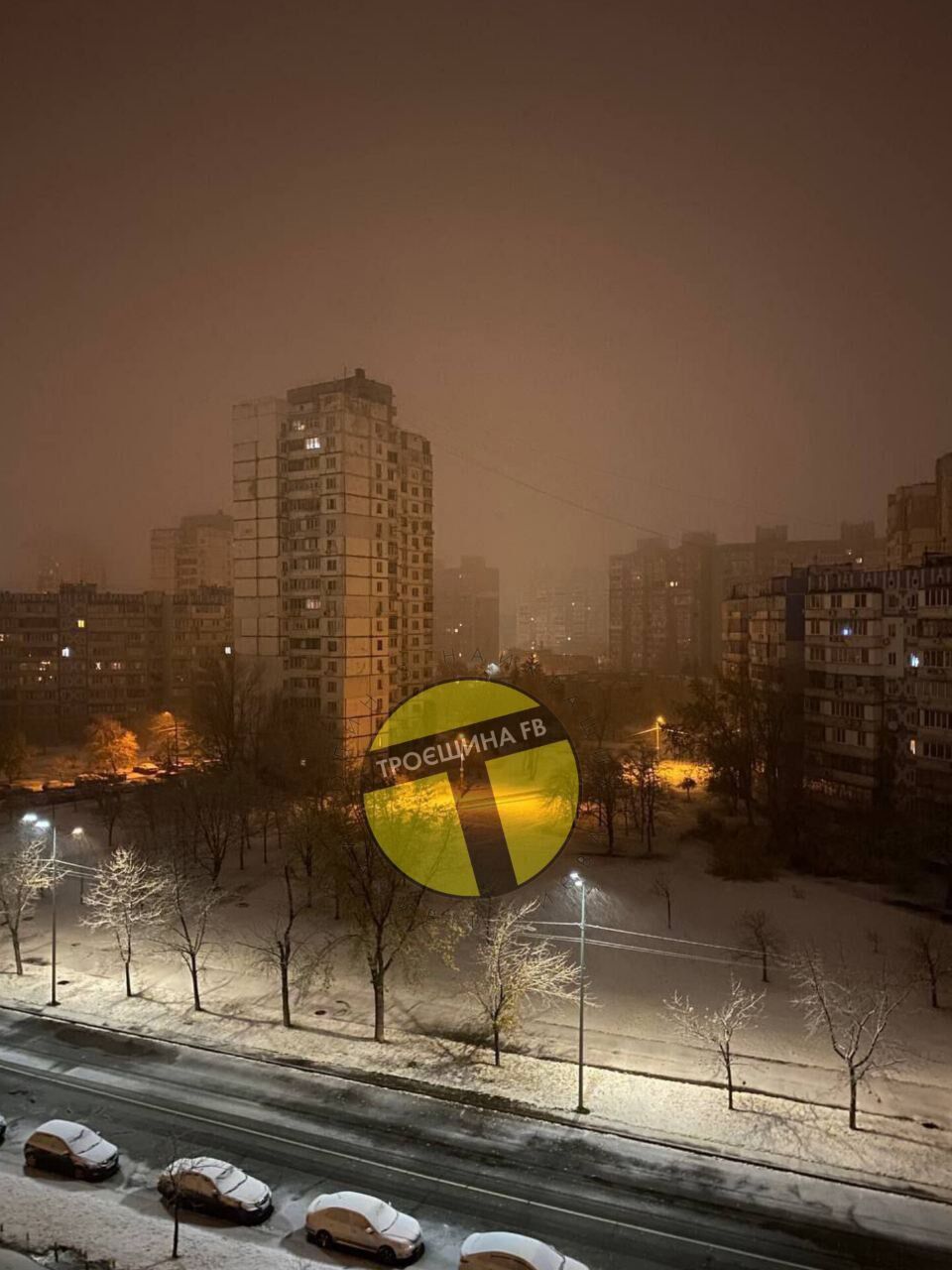 У Києві випав перший сніг та спровокував численні затори. Фото та відео