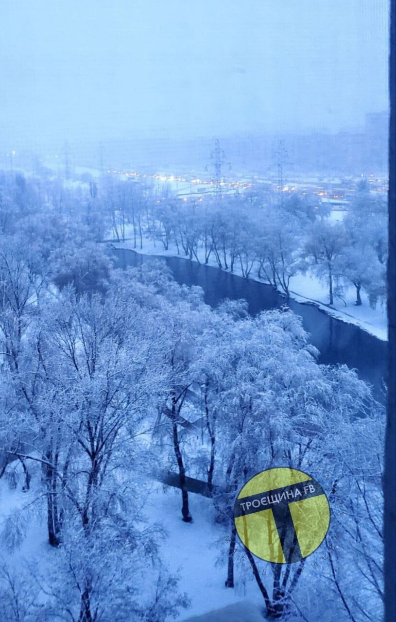 У Києві випав перший сніг та спровокував численні затори. Фото та відео