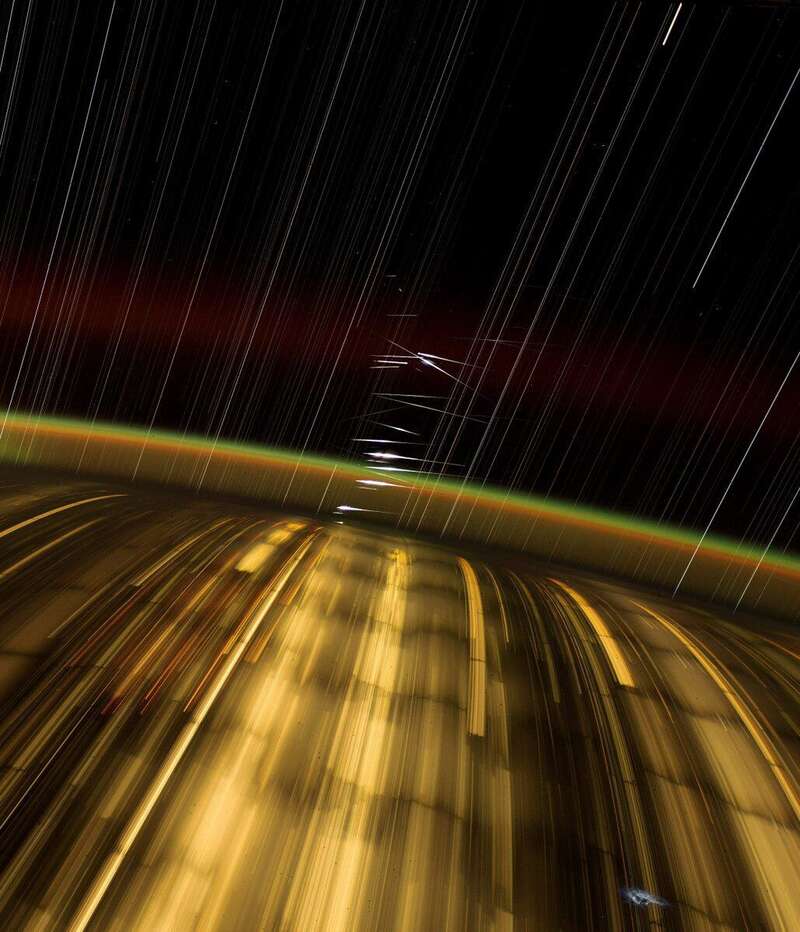 Астронавт NASA показал сияющее фото Земли из космоса: в кадр попали следы тысячи Starlink dqxikeidqxitkant