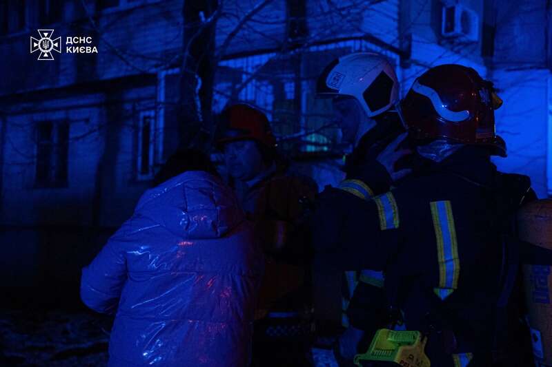 У Києві сталася пожежа в багатоповерхівці: є загиблий і постраждалі. Подробиці, фото та відео
