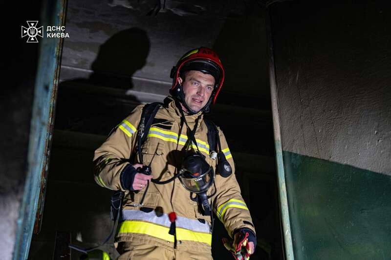У Києві сталася пожежа в багатоповерхівці: є загиблий і постраждалі. Подробиці, фото та відео