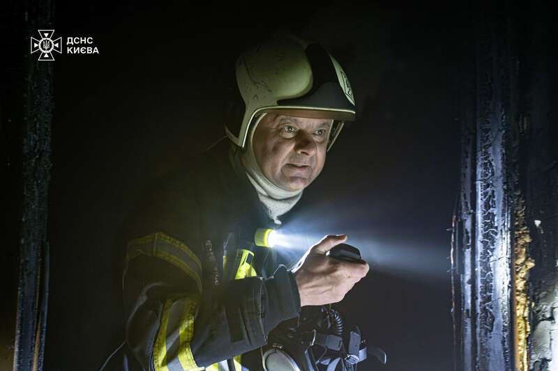 У Києві сталася пожежа в багатоповерхівці: є загиблий і постраждалі. Подробиці, фото та відео