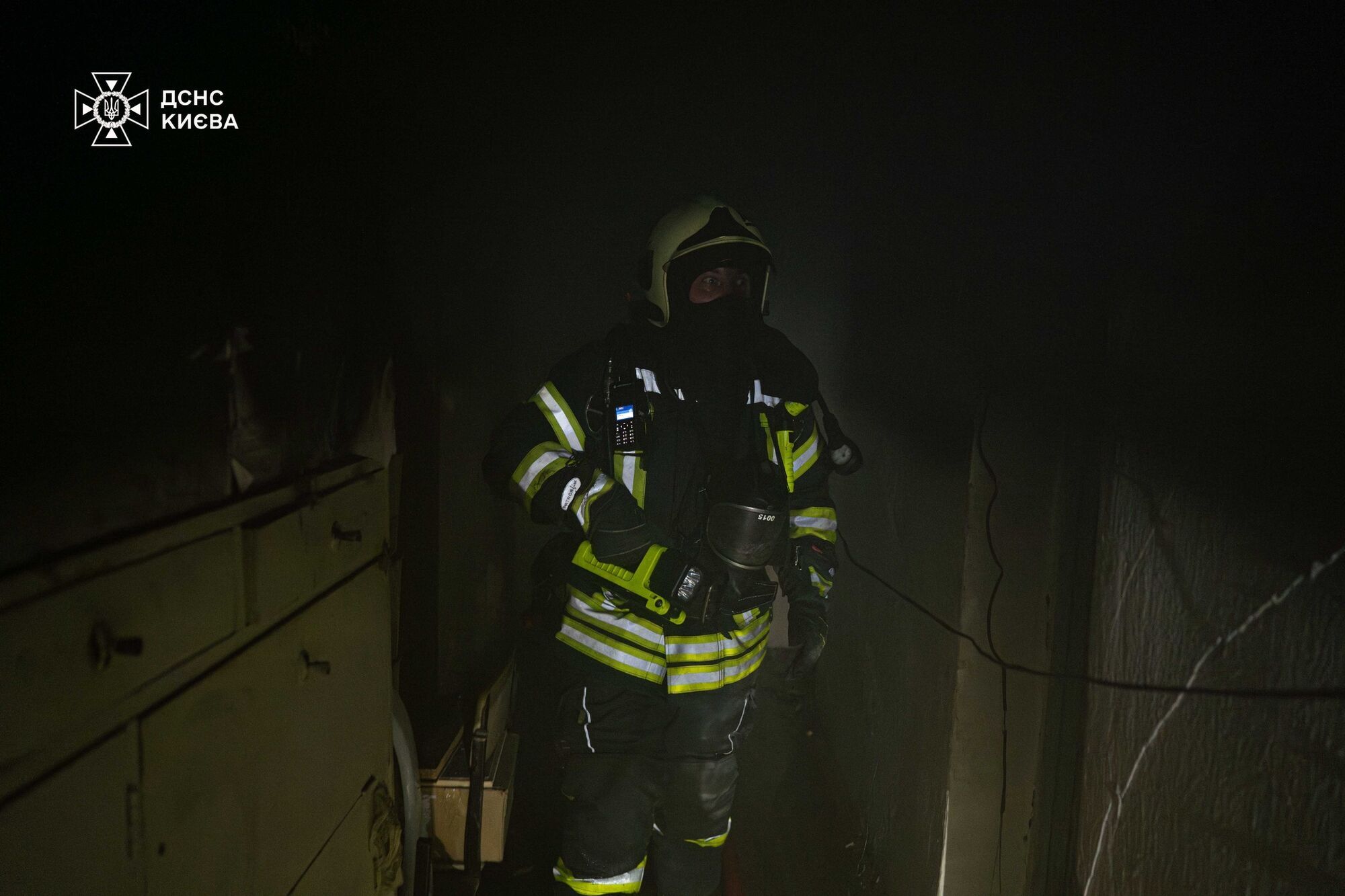 У Києві сталася пожежа в багатоповерхівці: є загиблий і постраждалі. Подробиці, фото та відео
