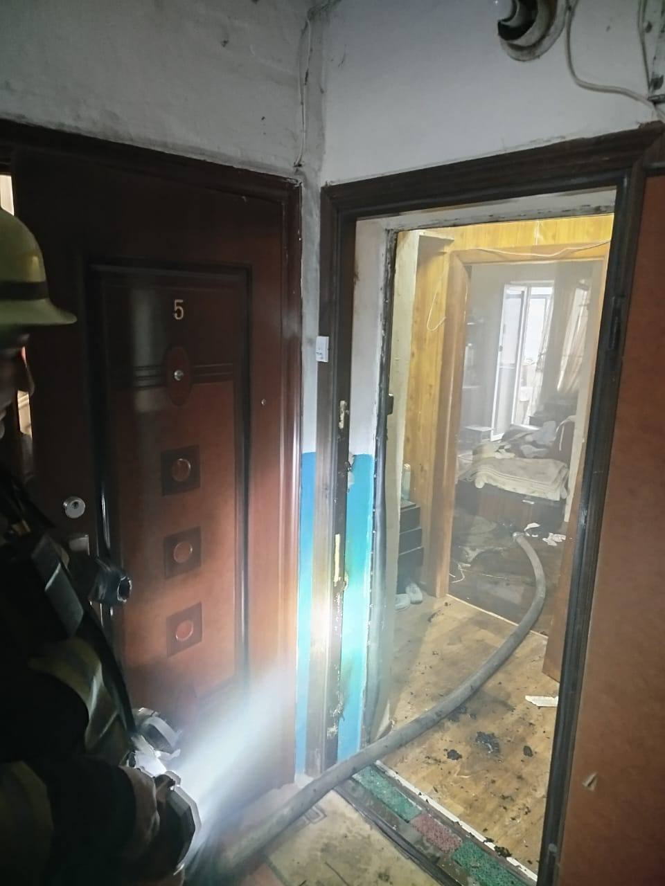 A grenade exploded in an apartment of a multi-story building near Kyiv: there is an injured person. Details and photos dqxikeidqxitkant