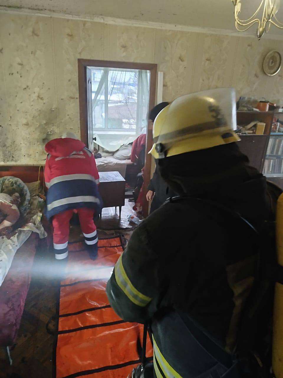 A grenade exploded in an apartment of a multi-story building near Kyiv: there is an injured person. Details and photos