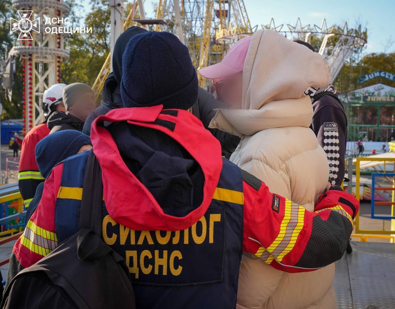 Почти 20 метров над землей: в Одессе спасатели ГСЧС спасли детей, которые застряли на аттракционе. Фото и видео dqxikeidqxitkant