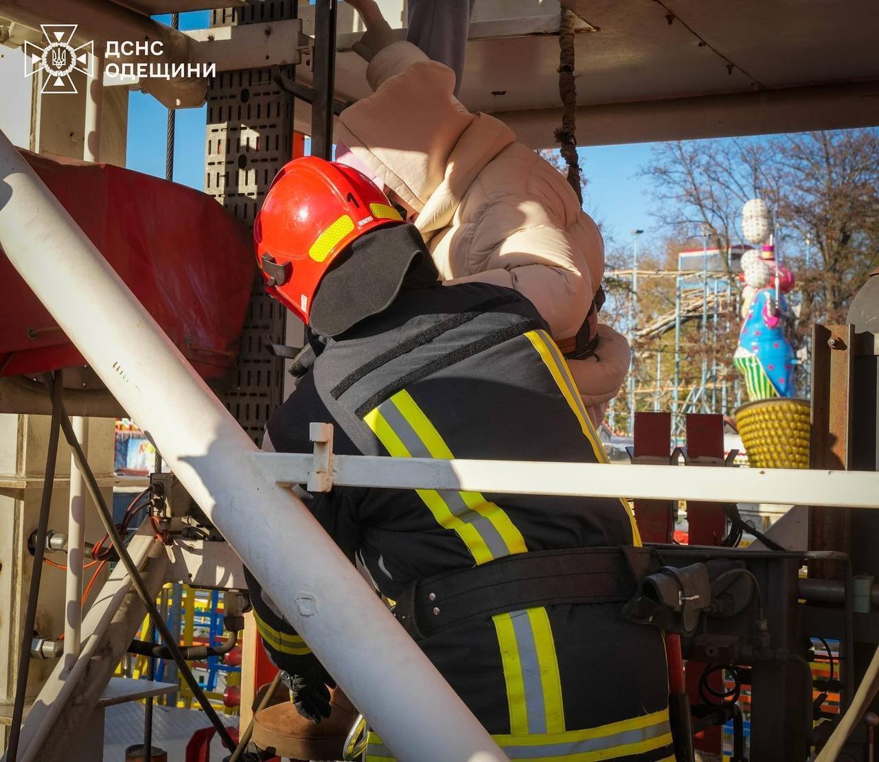 Почти 20 метров над землей: в Одессе спасатели ГСЧС спасли детей, которые застряли на аттракционе. Фото и видео