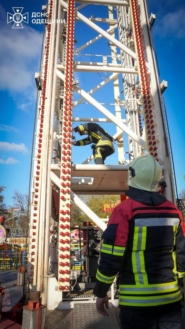 Почти 20 метров над землей: в Одессе спасатели ГСЧС спасли детей, которые застряли на аттракционе. Фото и видео