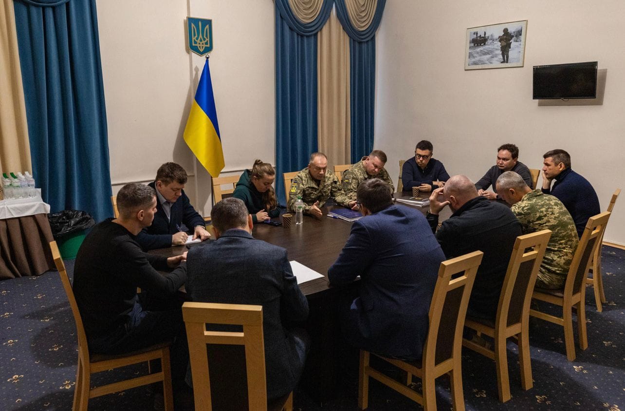 Сирський зустрівся з блогерами і викликав обурення в мережі фото 1 dqxikeidqxitkant