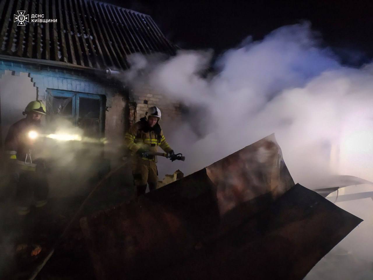 На Київщині рятувальники винесли з палаючого будинку пенсіонера. Подробиці та фото dqxikeidqxitkant