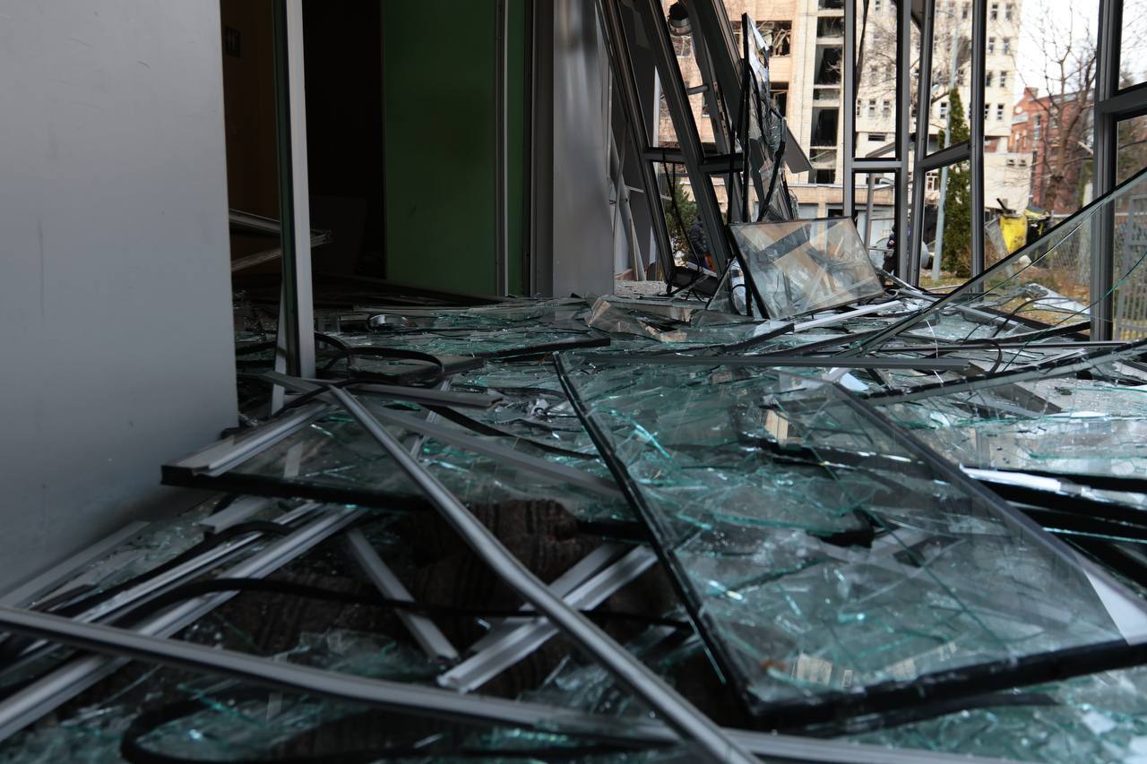 Россияне атаковали центр Харькова: поврежден 41 дом, многие гражданские ранены. Фото и видео