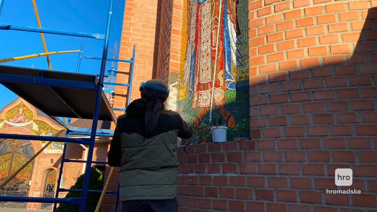 Художник преподает фигуру Архангела Гавриила dqxikeidqxitkant