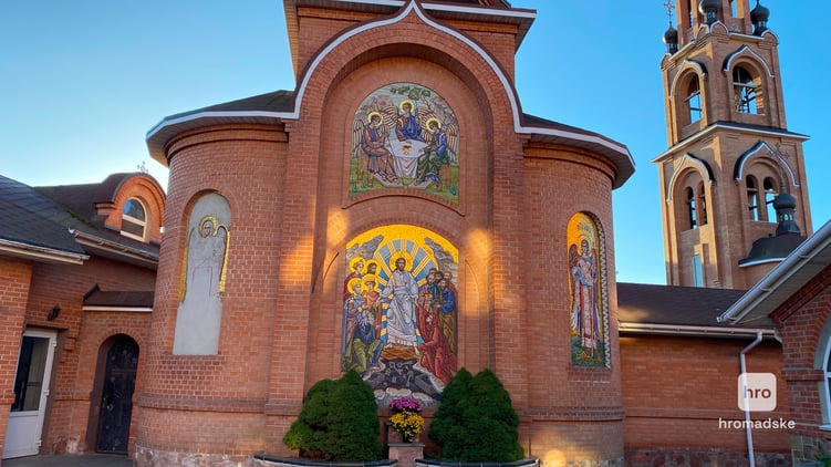 Ранее для мозаик Вадим использовал смальту с завода в Луганской области (который уничтожили россияне) или из Италии, но война осложнила и этот путь