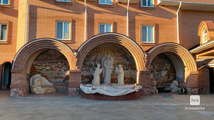 Большая стена, где изображен город Иерусалим