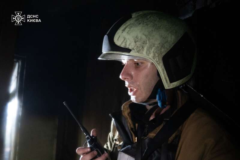 В Киеве во время пожара в многоэтажке погибли женщина и мужчина. Подробности трагедии и фото