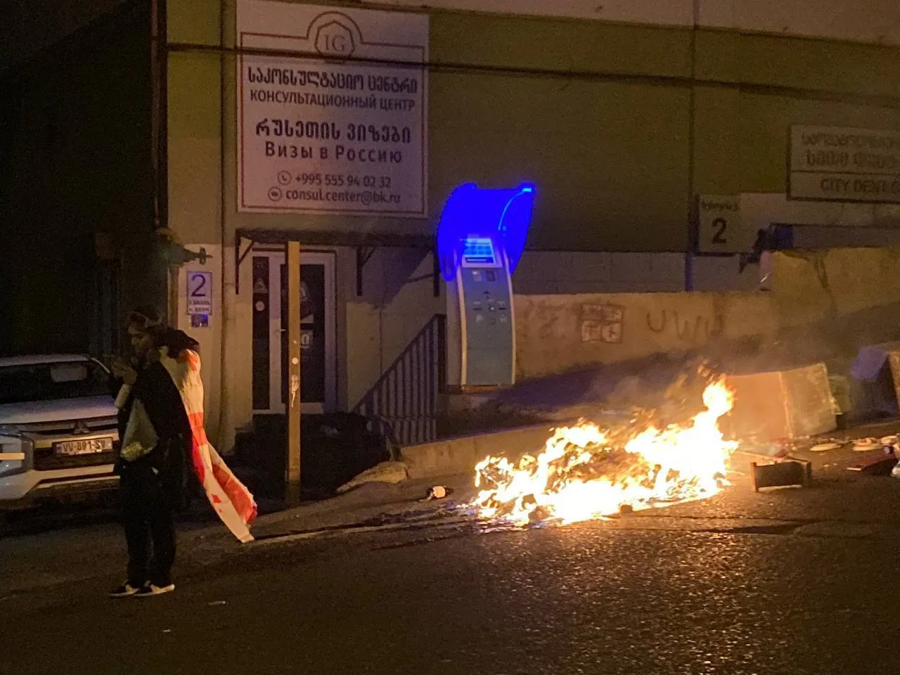 У Тбілісі ситуація загострюється: поліція застосовує водомети і сльозогінний газ проти активістів, є постраждалі. Фото й відео