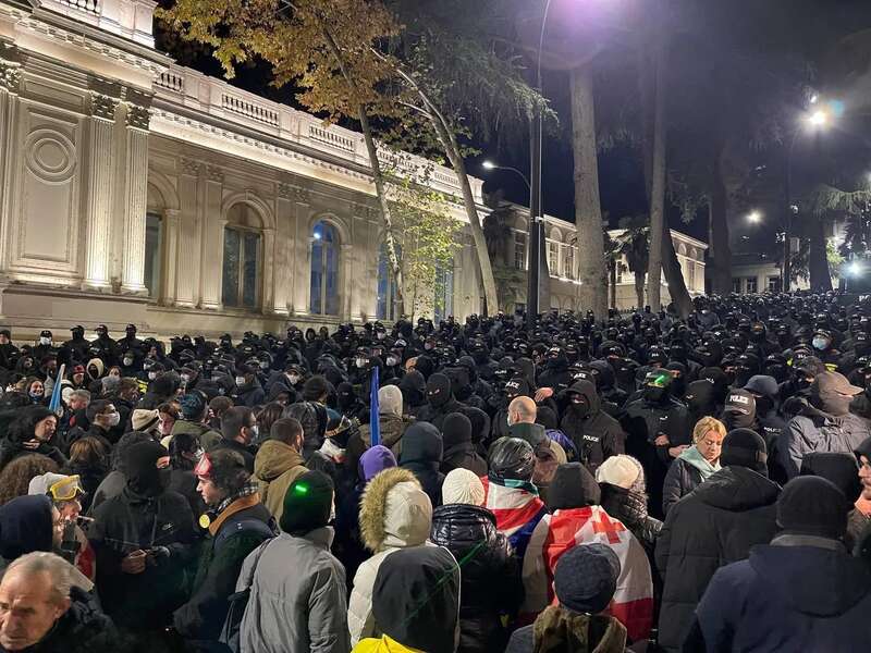 У Тбілісі ситуація загострюється: поліція застосовує водомети і сльозогінний газ проти активістів, є постраждалі. Фото й відео dqxikeidqxiqqeant