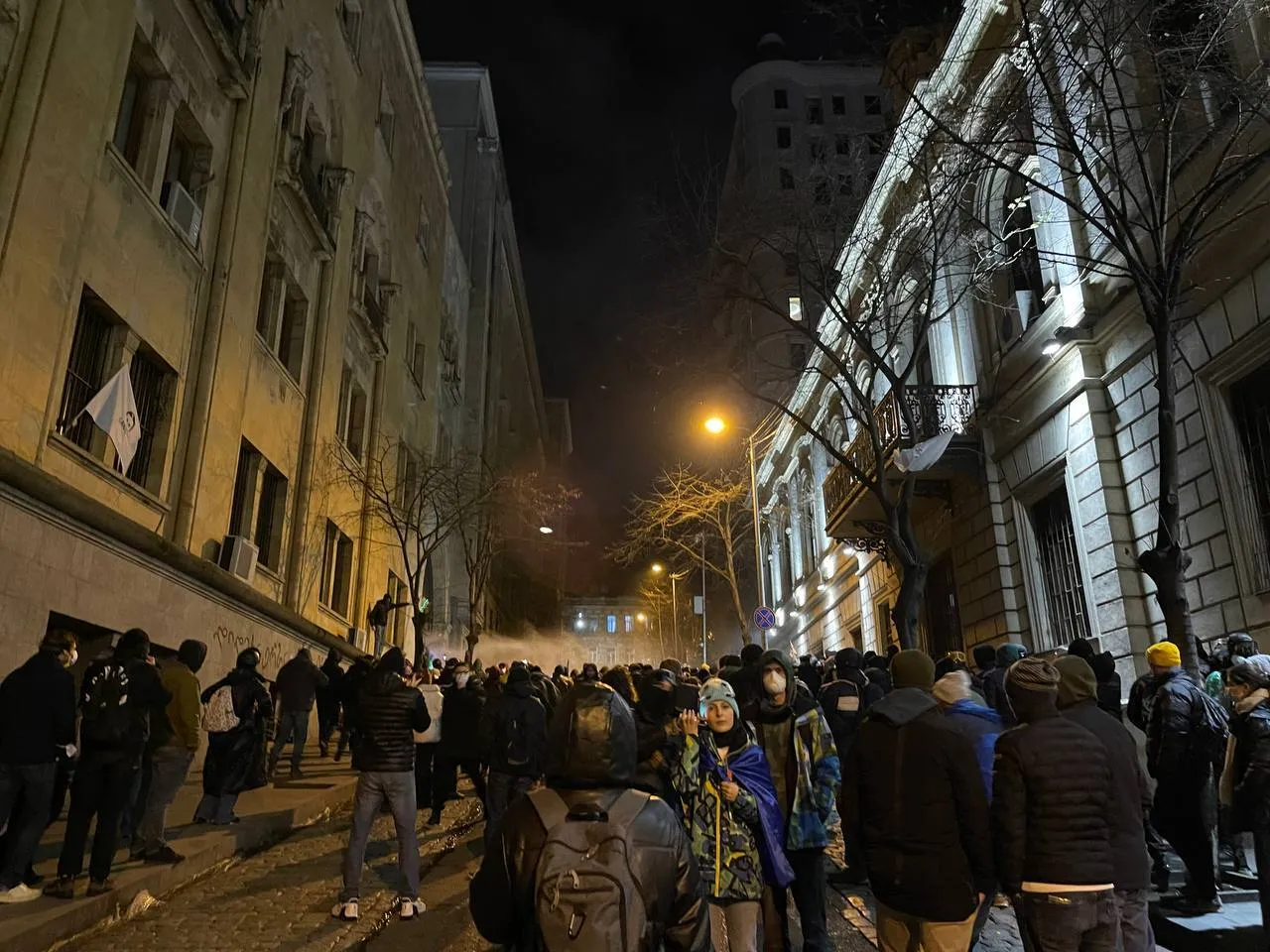 У Тбілісі ситуація загострюється: поліція застосовує водомети і сльозогінний газ проти активістів, є постраждалі. Фото й відео