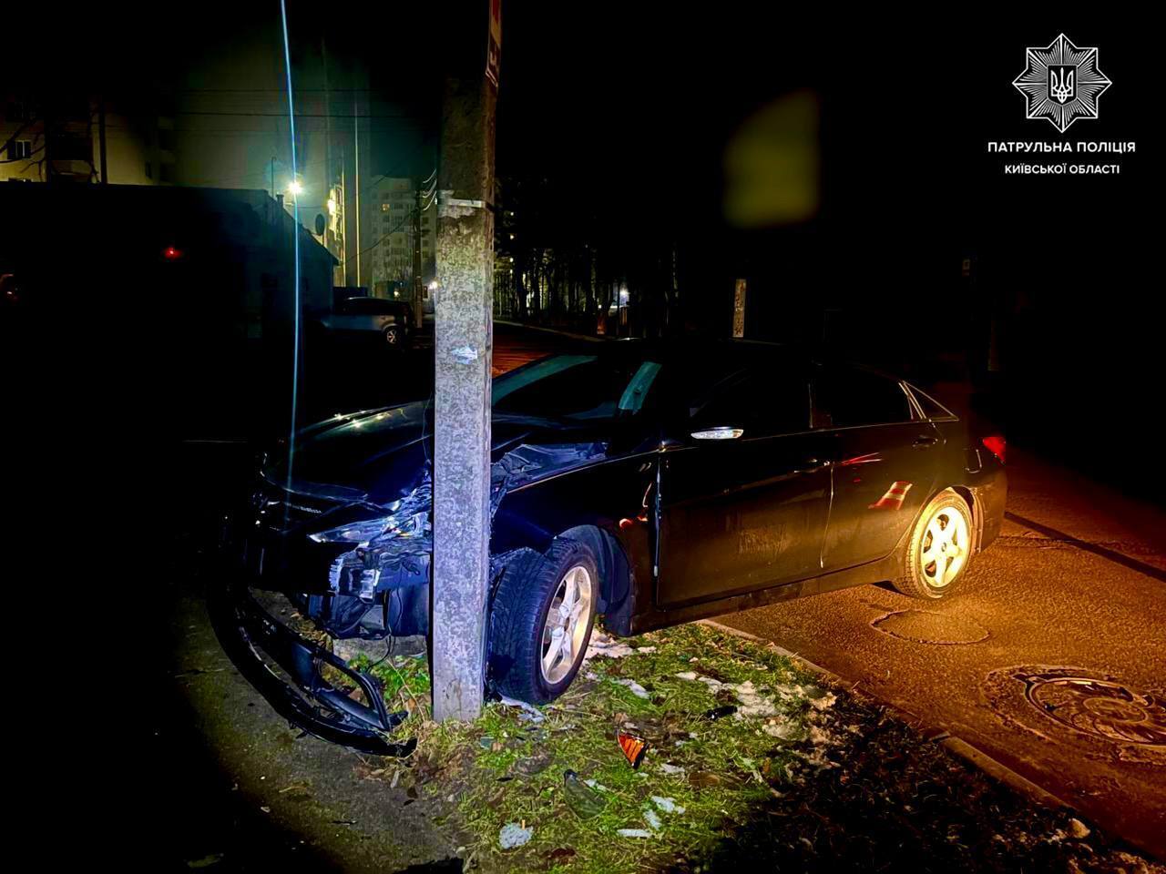 Під Києвом водій в’їхав в електроопору, а потім випив алкоголь. Фото