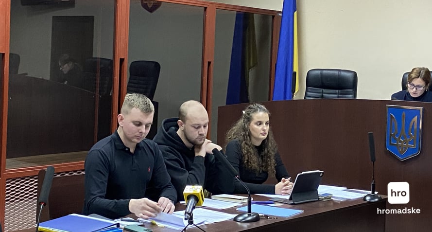 Військовослужбовець Сергій Гнезділов, якого звинувачують у дезертирстві, в залі суду разом зі своїми захисниками dqxikeidqxitkant