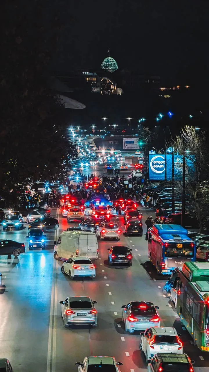 В Тбилиси митингующие в пятый день подряд возводят баррикады: силовики готовятся к новому разгону. Фото и видео dqxikeidqxiqqeant