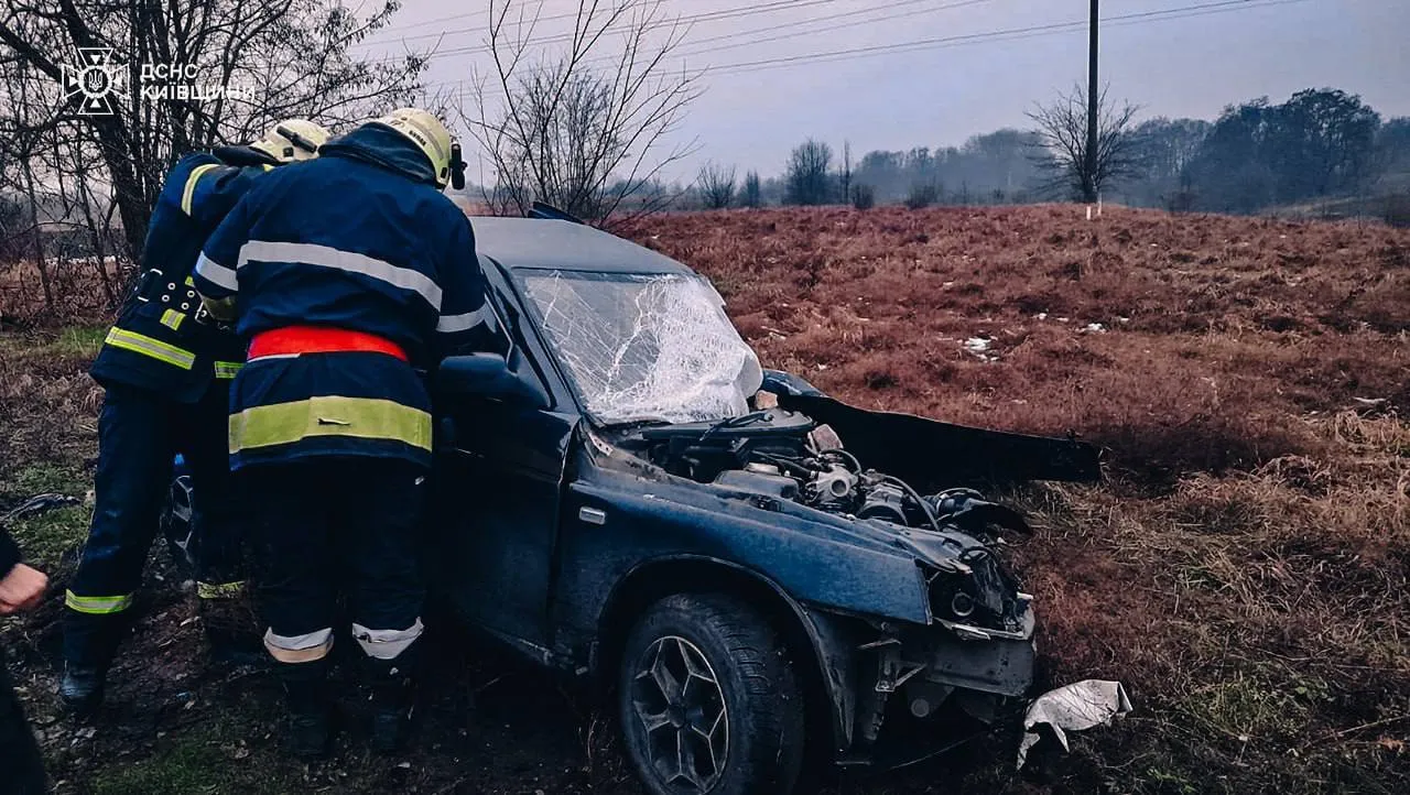 На Київщині сталася аварія за участі трьох легкових автомобілів, є загиблі. Подробиці ДТП та фото dqxikeidqxiqqeant