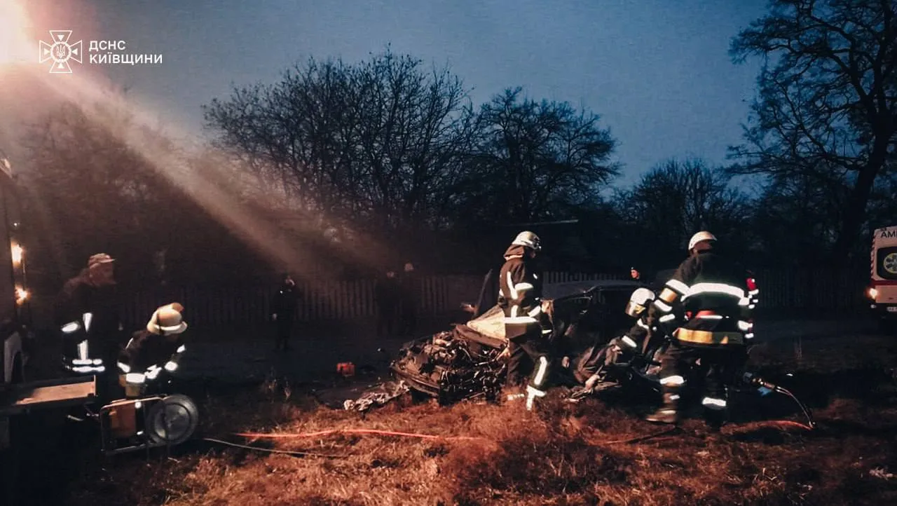 На Київщині сталася аварія за участі трьох легкових автомобілів, є загиблі. Подробиці ДТП та фото