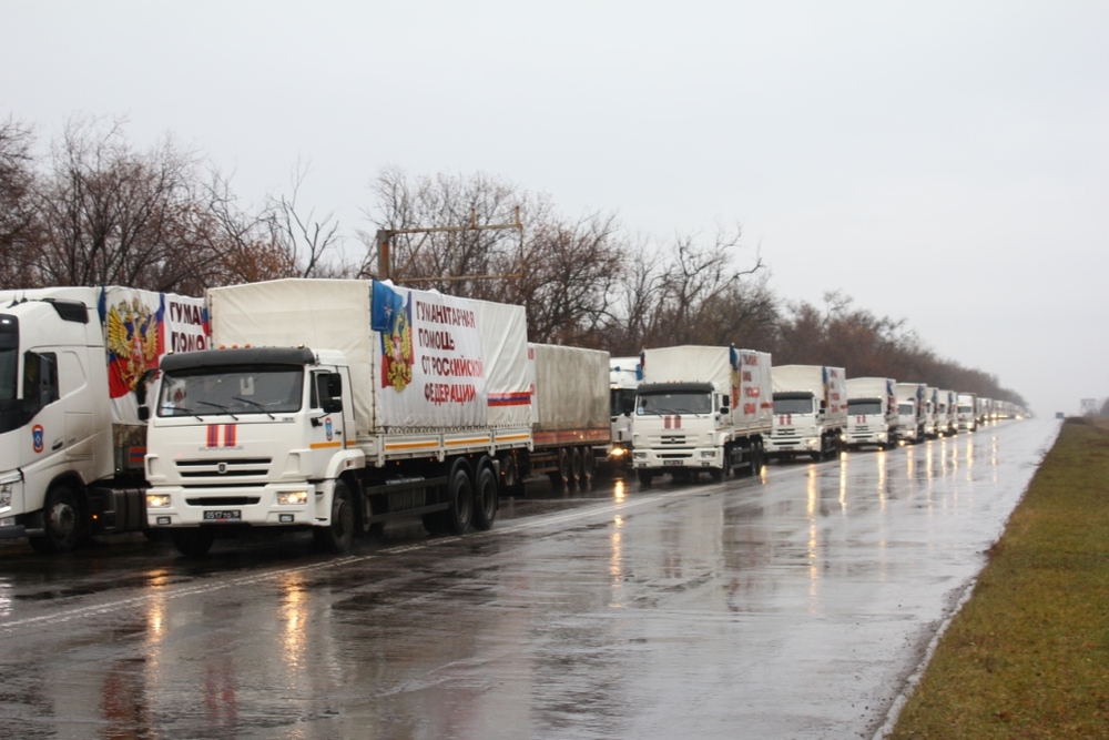 На переднем плане КАМАЗ, ближе к обочине – тягач Volvo. Фото с сайта ЛуганскИнформЦентр