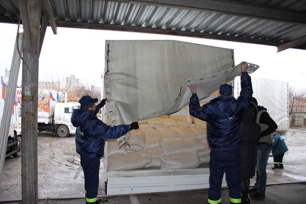 Тентованные грузовики КАМАЗ загружены не выше борта