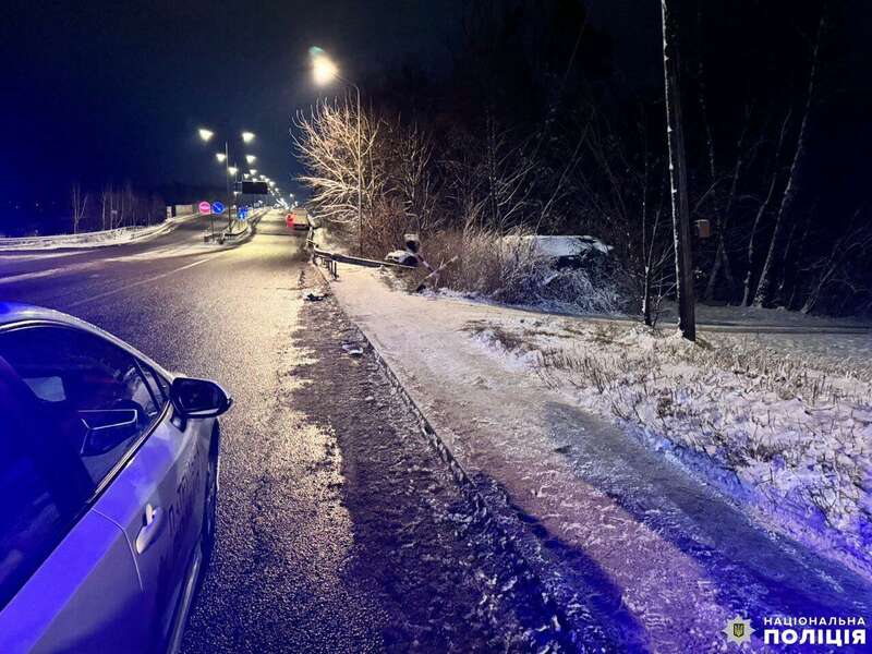 У Рівному авто збило пішохода і вилетіло в кювет: водій був п’яним, у його 9-річного сина перелом черепа