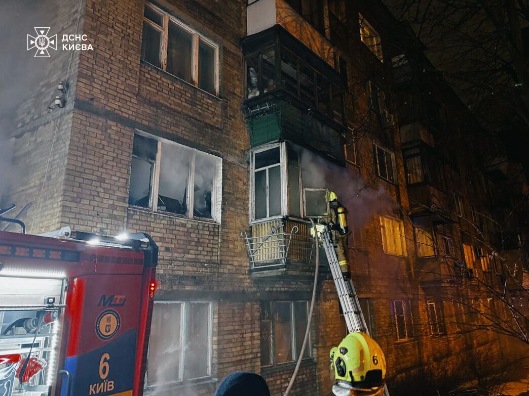 У Києві під час пожежі в будинку постраждали жінка та дитина. Подробиці та фото