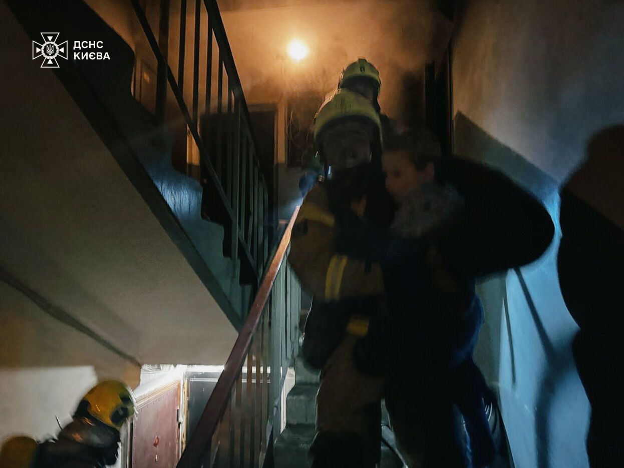 У Києві під час пожежі в будинку постраждали жінка та дитина. Подробиці та фото