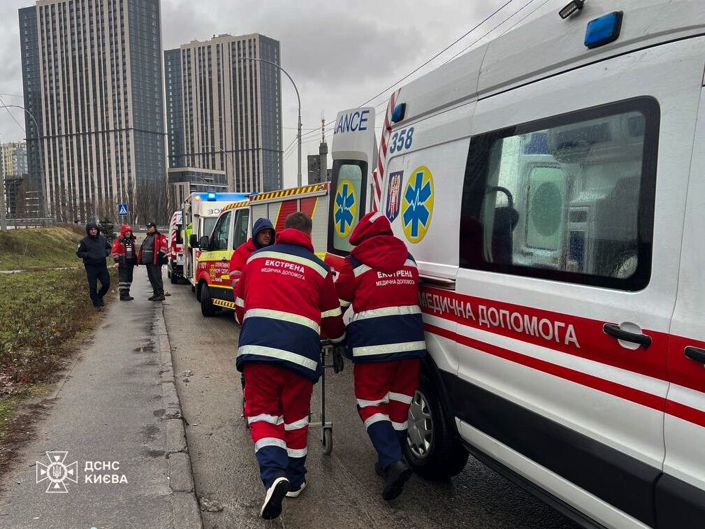 В Киеве на проспекте Глушкова перевернулся грузовик, есть пострадавшая. Подробности и фото